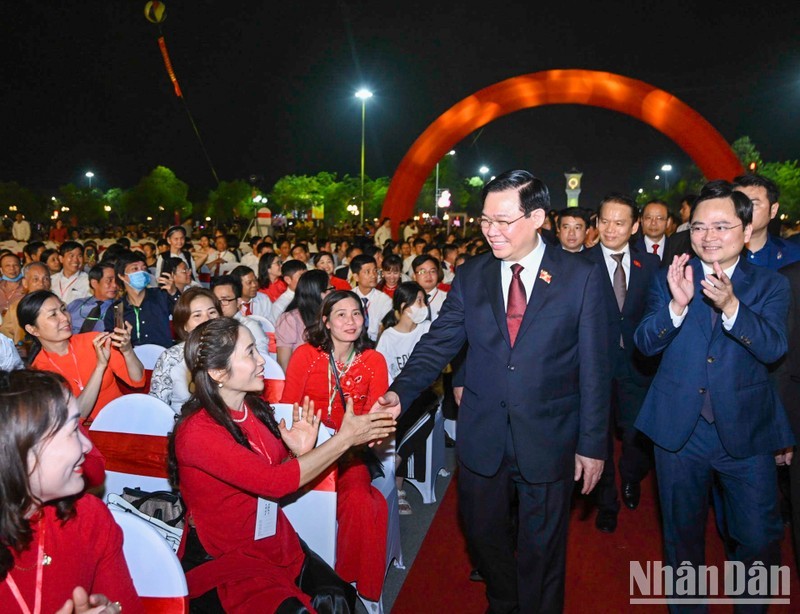 NA Chairman Vuong Dinh Hue and other delegates attend the ceremony.