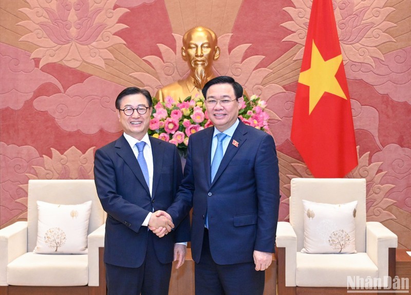 National Assembly Chairman Vuong Dinh Hue (R) and Attorney Chung Kye-sung (Photo: NDO)