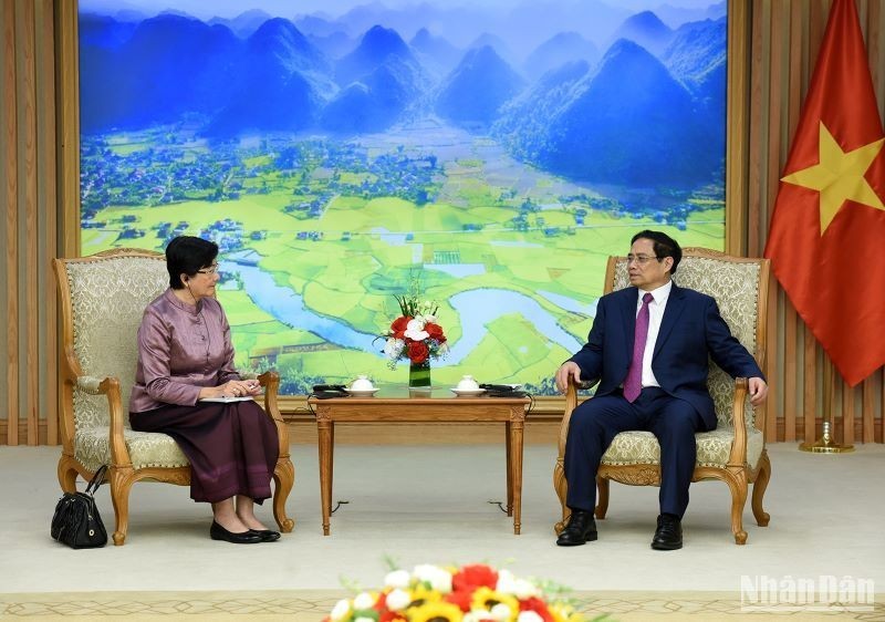 PM Pham Minh Chinh (R) and Cambodian Ambassador to Vietnam Chea Kimtha (Photo: NDO) 