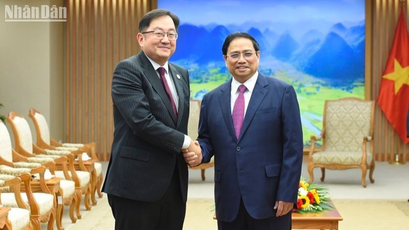Prime Minister Pham Minh Chinh (R) and Malaysian Ambassador to Vietnam Dato’ Tan Yang Thai (Photo: NDO)