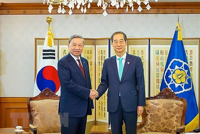 Minister of Public Security To Lam (L) and Prime Minister of the RoK Han Duck-soo (Photo: VNA)
