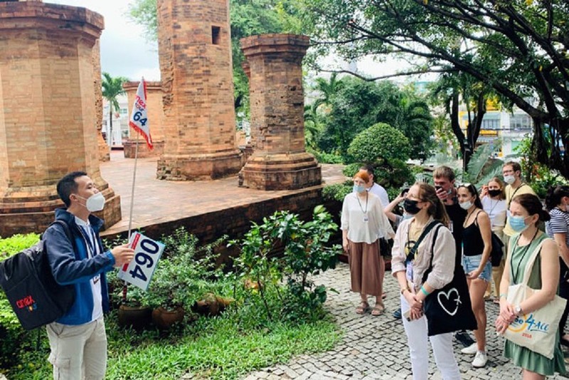 Foreign tourists visit the relic complex of Ponagar Temple Towers in Khanh Hoa Province. (Photo: Xuan Thanh)