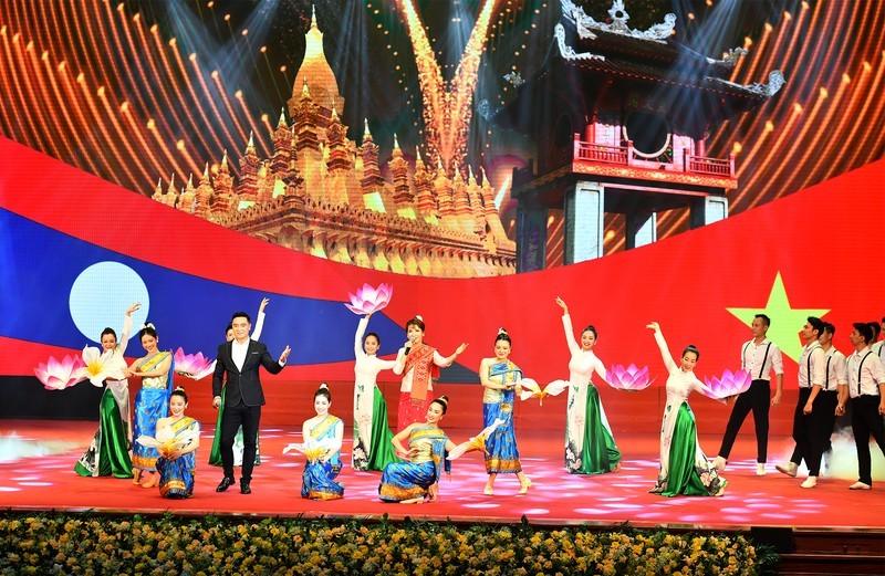 An art performance at the ceremony to mark the 60th anniversary of diplomatic ties and the 45th anniversary of theTreaty of Friendship and Cooperation between Vietnam and Laos. (Photo: Dang Khoa)