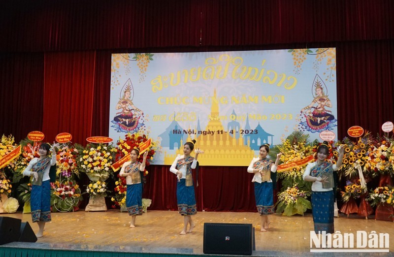 An art performance celebrating Bunpimay Festival in Lao Embassy in Vietnam. (Photo: NDO)