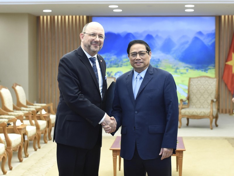 Prime Minister Pham Minh Chinh (R) and newly-appointed Swiss Ambassador Thomas Gass. (Photo: NDO)