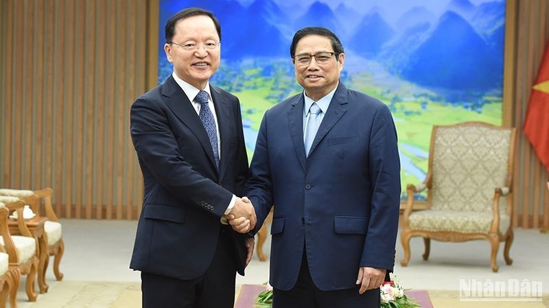Prime Minister Pham Minh Chinh (R) and Park Hark Kyu, Head of Corporate Management Office at DX Division of Samsung Electronics (Photo: NDO)