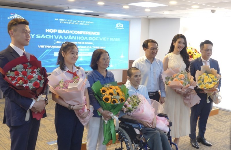 Leaders of Ho Chi Minh City Department of Information and Communications present flowers to reading ambassadors during 2023-2024 tenure. (Photo: NDO)