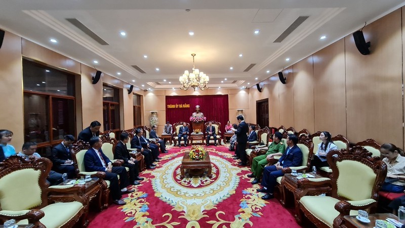The high-ranking delegation of Savanakhet Province works with Da Nang Province's leaders. (Photo: NDO)