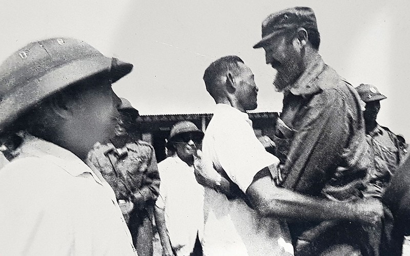 Secretary of the Quang Tri Provincial Party Committee Ho Sy Than welcomed Cuban President Fidel Castro at the southern bank of the Ben Hai River on the morning of September 15, 1973. (File Photo)