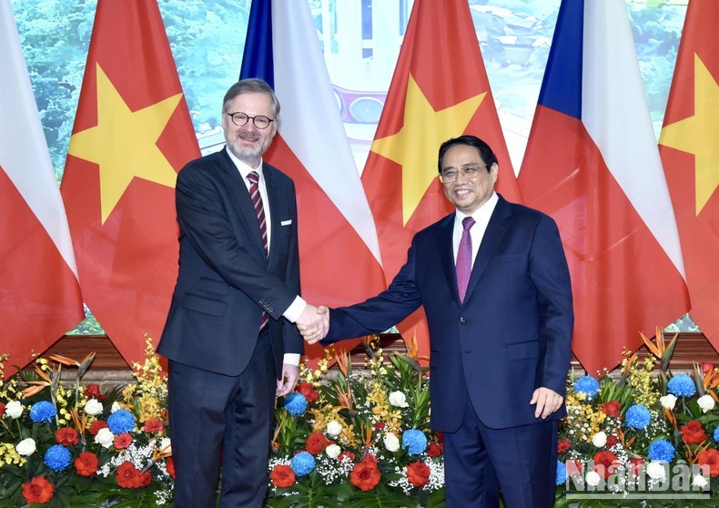 PM Pham Minh Chinh and his Czech counterpart Petr Fiala take a photo.