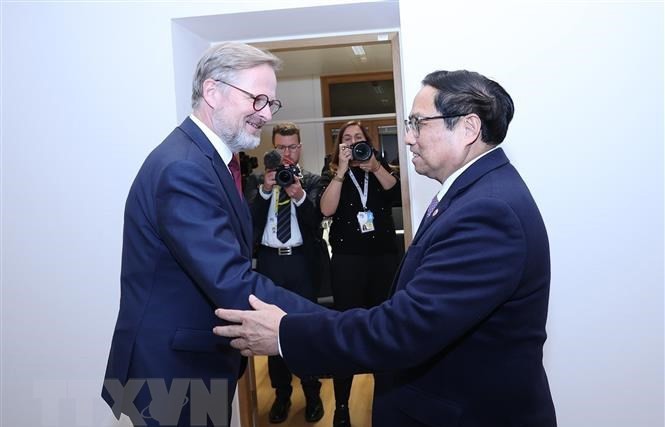 PM Pham Minh Chinh meets with Czech Prime Minister Petr Fiala on the sidelines of the ASEAN-EU Summit in Brussels, Belgium, on December 14, 2022. (Photo: VNA)