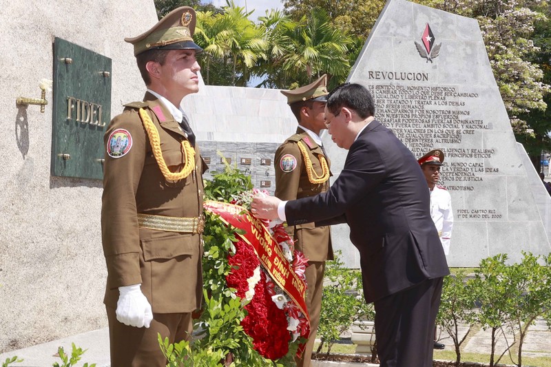 NA Chairman Vuong Dinh Hue offers incense to Cuban national hero José Martí (Photo: VNA)
