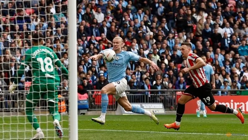 Manchester City’s Erling Braut Haaland in action with Sheffield United’s Jack Robinson Action. (Photo: Reuters)