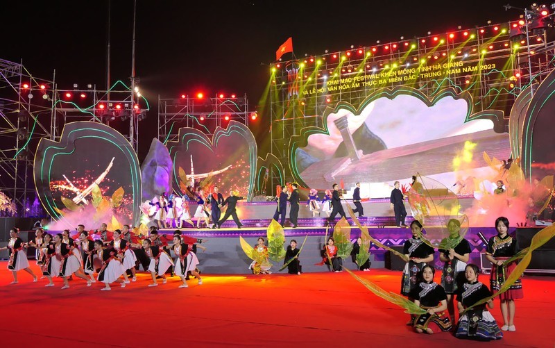 An art performance at the opening ceremony. (Photo: NDO)
