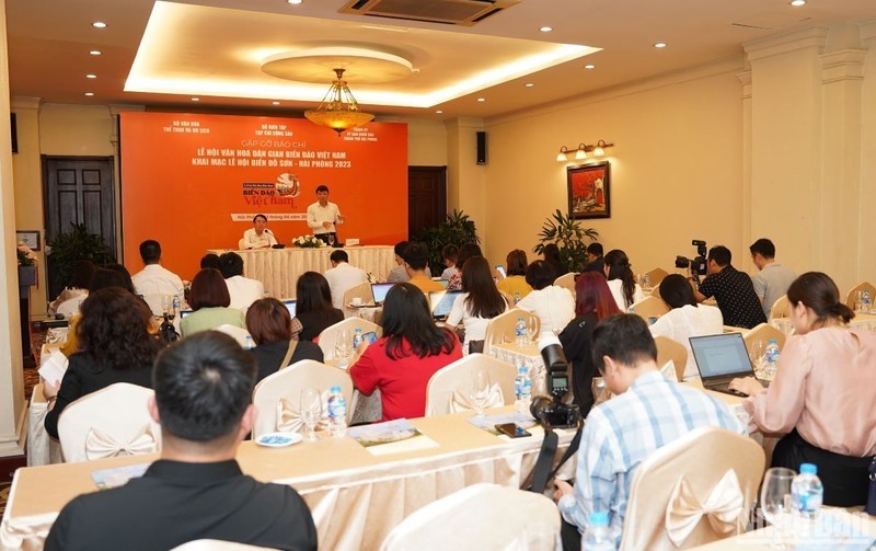At the press conference for the first Vietnam Sea and Island Folklore Festival. (Photo: NDO)