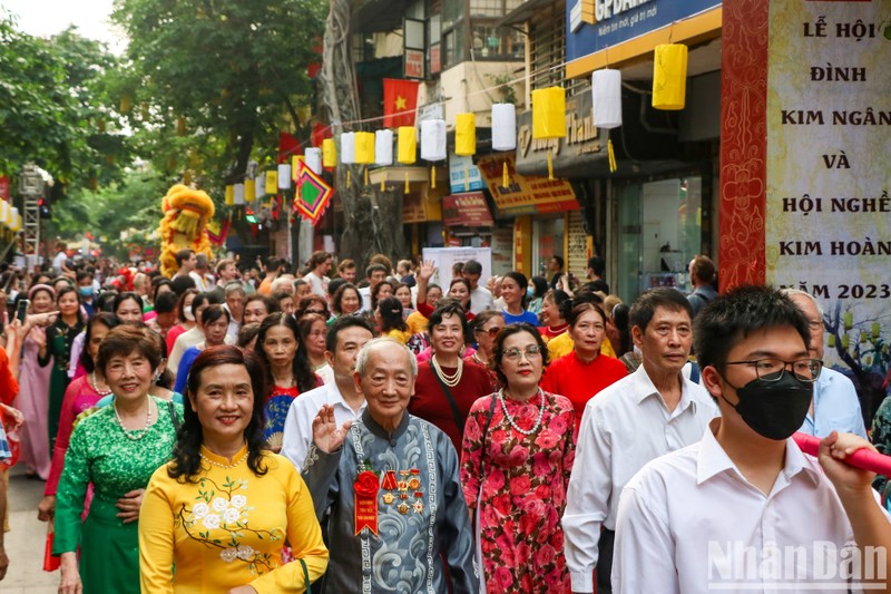 The traditional procession takes place from 4pm to 5:30pm on April 22, attracting a large number of Hanoi citizens and visitors. 