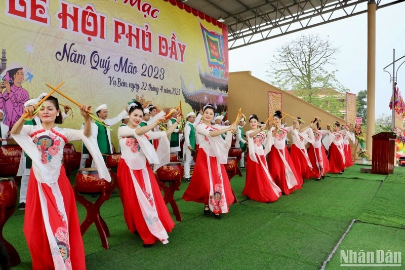 An art performance at the opening ceremony for Phu Day Festival.