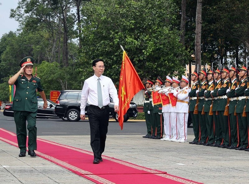 President Vo Van Thuong visits the Military Zone 9. (Photo: VNA)