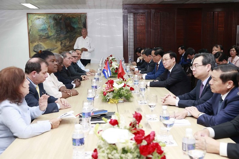 At the meeting between NA Chairman Vuong Dinh Hue and Santiago de Cuba leaders (Photo: VNA) 