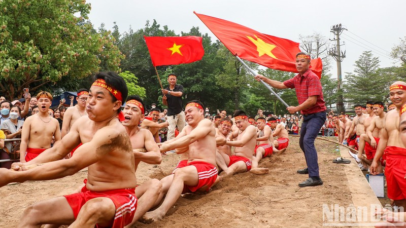 The sitting tug-of-war practice is an important part of Tran Vu Temple Festival. 