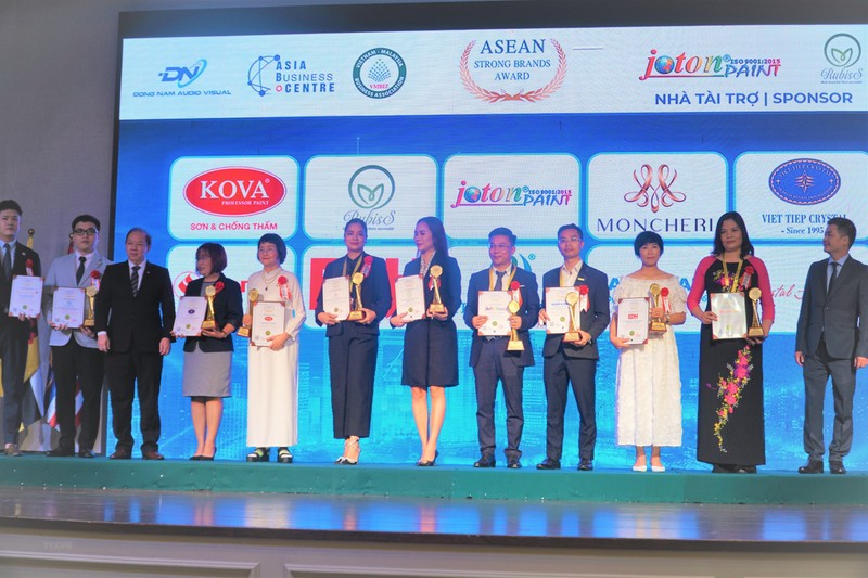 Le Gia Kien (first from right), Counselor at the Vietnamese Embassy in Malaysia, presents certificates recognising strong ASEAN brands to their winners at the ceremony. (Photo: VNA)