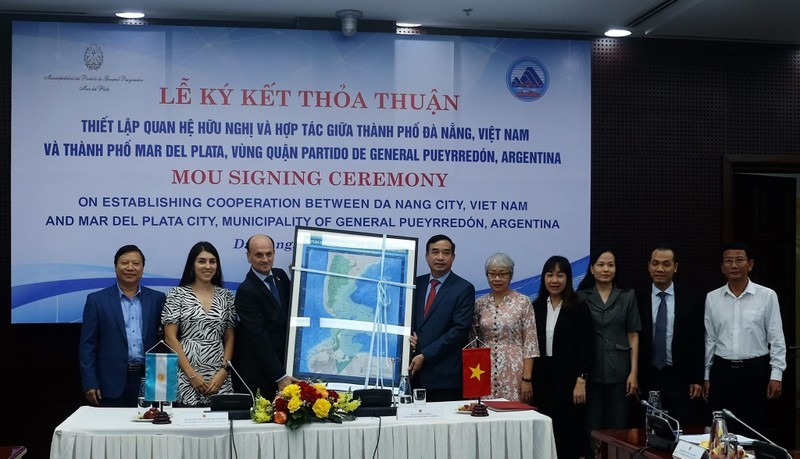 The signing ceremony of an Agreement on establishing the friendship and cooperation between Da Nang and Mar del Plata cities (Photo: Argentinian Embassy in Vietnam)