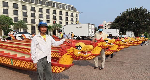 Dragon boats for the race on Nhat Le River during the Dong Hoi Cultural and Tourism Week. (Photo: baoquangbinh.vn)