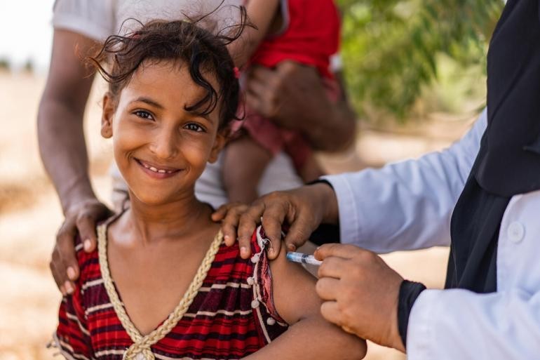 Children receive vaccinations during a community immunization campaign for children in Aden Governorate, Yemen, in June 2022. (Photo: UNICEF)