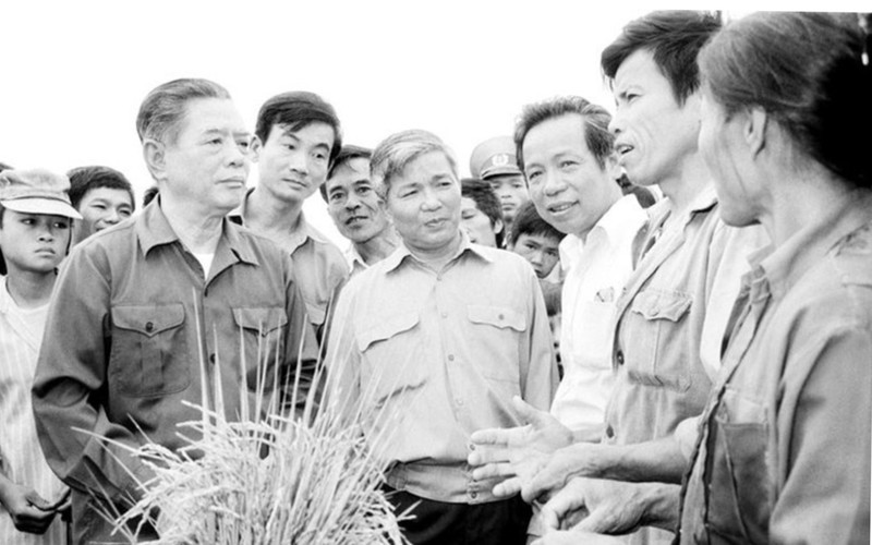 Party General Secretary Nguyen Van Linh visits and talks with farmers of Tung Phong Cooperative in Tung Anh Commune, Duc Tho District, Nghe Tinh Province from May 23 -27, 1990. (Photo: VNA)