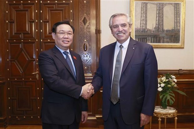 National Assembly Chairman Vuong Dinh Hue (L) is welcomed by Argentinean President Alberto Angel Fernandez (Photo: VNA)