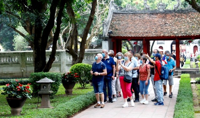 Foreign visitors to Van Mieu - Quoc Tu Giam (Temple of Literature). (Photo: VGP)