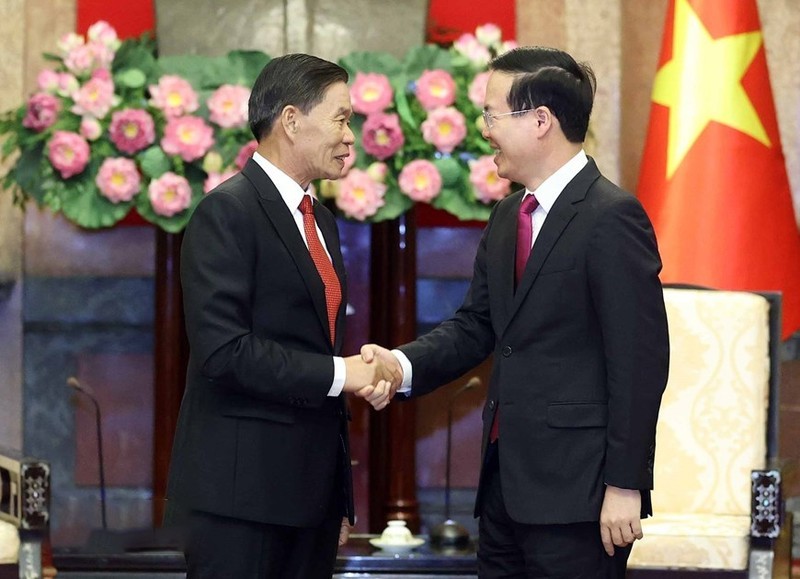 President Vo Van Thuong (R) and President of the LFNC Central Committee Sinlavong Khoutphaythoune. (Photo: VNA)