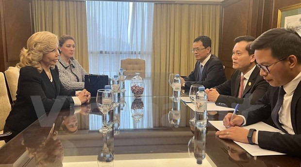 Deputy Foreign Minister Ha Kim Ngoc (centre, right) meets with Honourary Consul of Vietnam in Paraguay Maria Del Carmen Perez (Photo: VNA) 