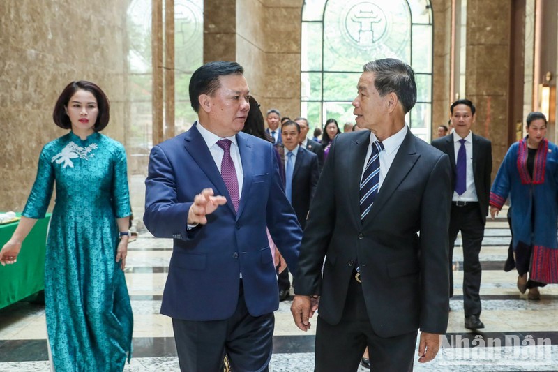 Secretary of Hanoi municipal Party Committee Dinh Tien Dung and President of the Central Committee of the Lao Front for National Construction Sinlavong Khoutphaythoune, at the reception.