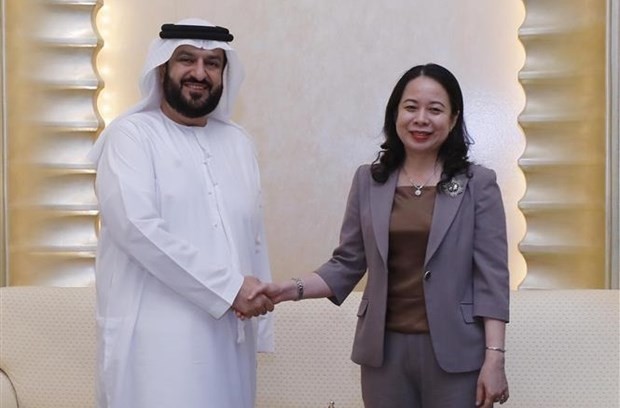 Vice President Vo Thi Anh Xuan (R) receives Director-General of the Emirates News Agency (WAM) Mohamed Jalal Al Rayssi. (Photo: VNA)