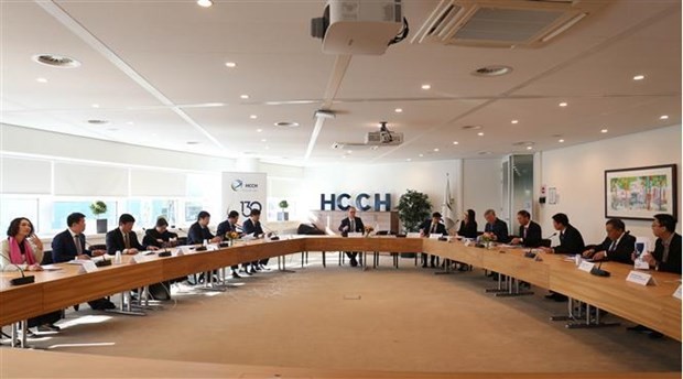 At the working session between the Vietnamese delegation and Secretary General of The Hague Conference on Private International Law (HCCH) Christophe Bernasconi. (Photo: VNA) 