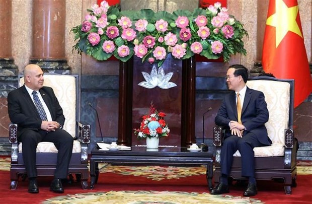 State President Vo Van Thuong (R) receives Roberto Morales Ojeda, Politburo member and permanent member of the Secretariat of the Communist Party of Cuba Central Committee. (Photo: VNA) 