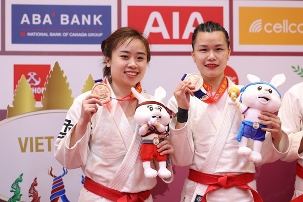 A bronze for Vietnam in Jiu-jitsu is brought about by Hoang Thi Lan Huong (R) and Nguyen Minh Phuong in the women’s show event.(Photo: VNA)