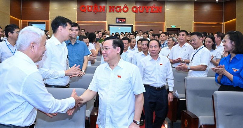NA Chairman Vuong Dinh Hue and NA deputies of Hai Phong City attend the meeting with voters at Ngo Quyen District’s Political-Administrative Centre.
