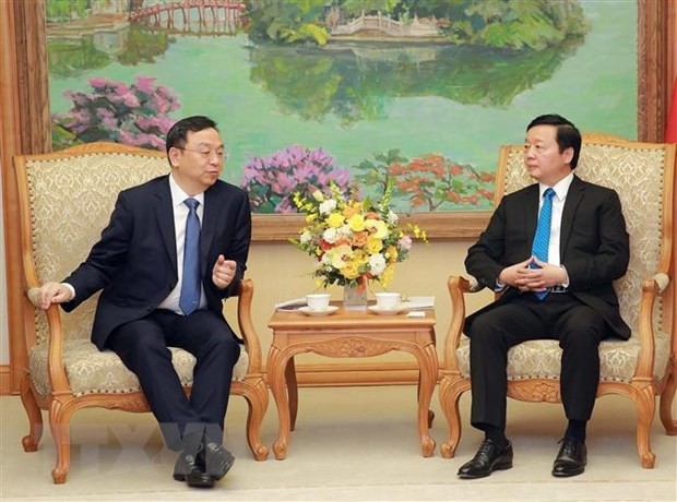 Deputy Prime Minister Tran Hong Ha (R) and Chairman of China’s BYD Co. Ltd. Wang Chuanfu (Photo: VNA)