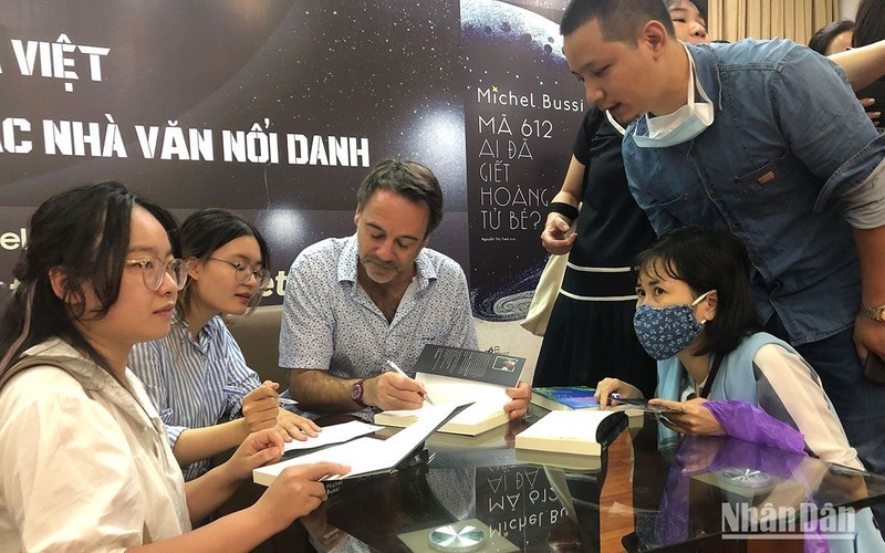 French writer Michel Bussi exchanges with Vietnamese readers. 