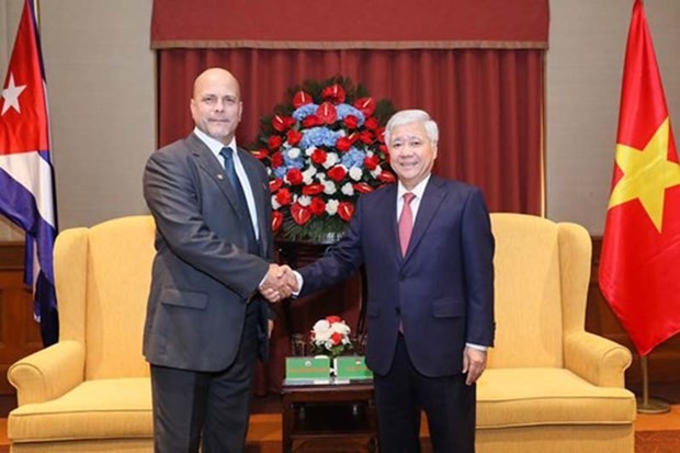 President of the VFF Central Committee Do Van Chien (R) meets with CDR National Coordinator Gerardo Hernandez Nordelo in Hanoi on May 16. (Source: VFF Central Committee)