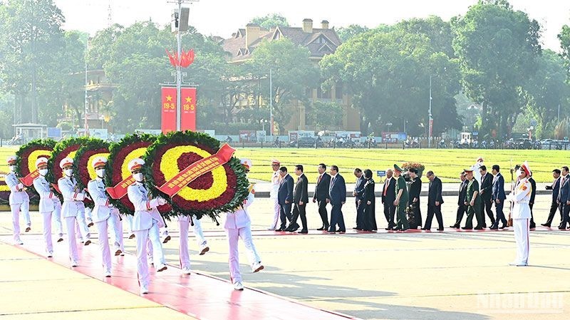 Party and State leaders and former leaders pay tribute to President Ho Chi Minh. 