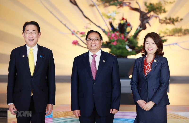 Japanese Prime Minister Kishida Fumio and his spouse welcome Vietnamese Government leader Pham Minh Chinh, to attend the G7 expanded summit. (Photo: VNA)
