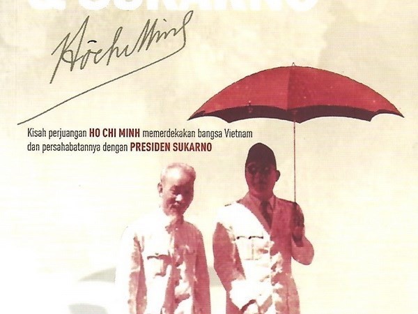 The cover of a book titled "Ho Chi Minh & Sukarno" publised by the Historia.id history magazine and the Kompas publishing house in 2018. The book includes a story about journalist Amarzan Loebis's memories of Paman Ho. (Source: VNA)