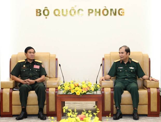 Sen. Lt. Gen. Phung Si Tan (R), Deputy Chief of the General Staff of the Vietnam People’s Army, meets with Maj. Gen. Viengxay Xaysamone, Director of the Engineering Department of the General Staff of the Lao People’s Army, in Hanoi on May 19. (Source: VNA)