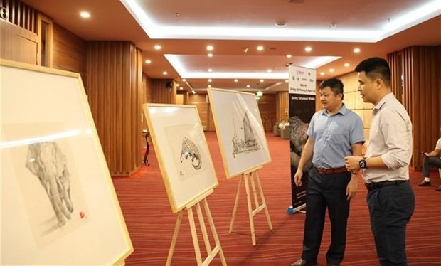 At an exhibition held as part of the seminar (Photo: VNA) 