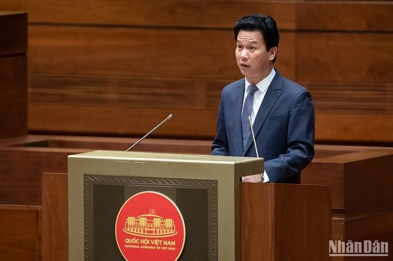 Minister of Natural Resources and Environment Dang Quoc Khanh presents the proposal on draft revised Law on Water Resources on May 25. (Photo: NDO)