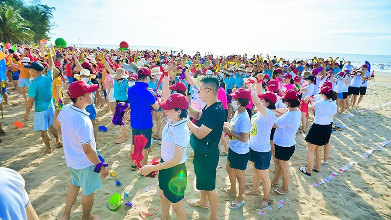 Visitors are excited to participate in collective games on the beach. (Photo: HUE VU)