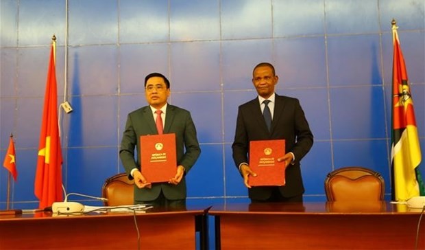 Deputy Minister of Agriculture and Rural Development Nguyen Quoc Tri (L) and Mozambican Deputy Minister of Foreign Affairs and Cooperation Manuel José Gonçalves sign a minutes of the meeting. (Photo: VNA) 